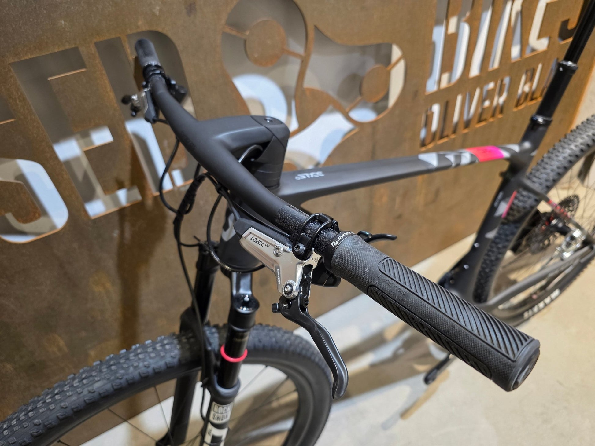 Mountainbike von Scott, SCOTT SCALE RC WORLD CUP / CARBON BLACK / XL vor USEDBIKES - OB.DE Hintergrund