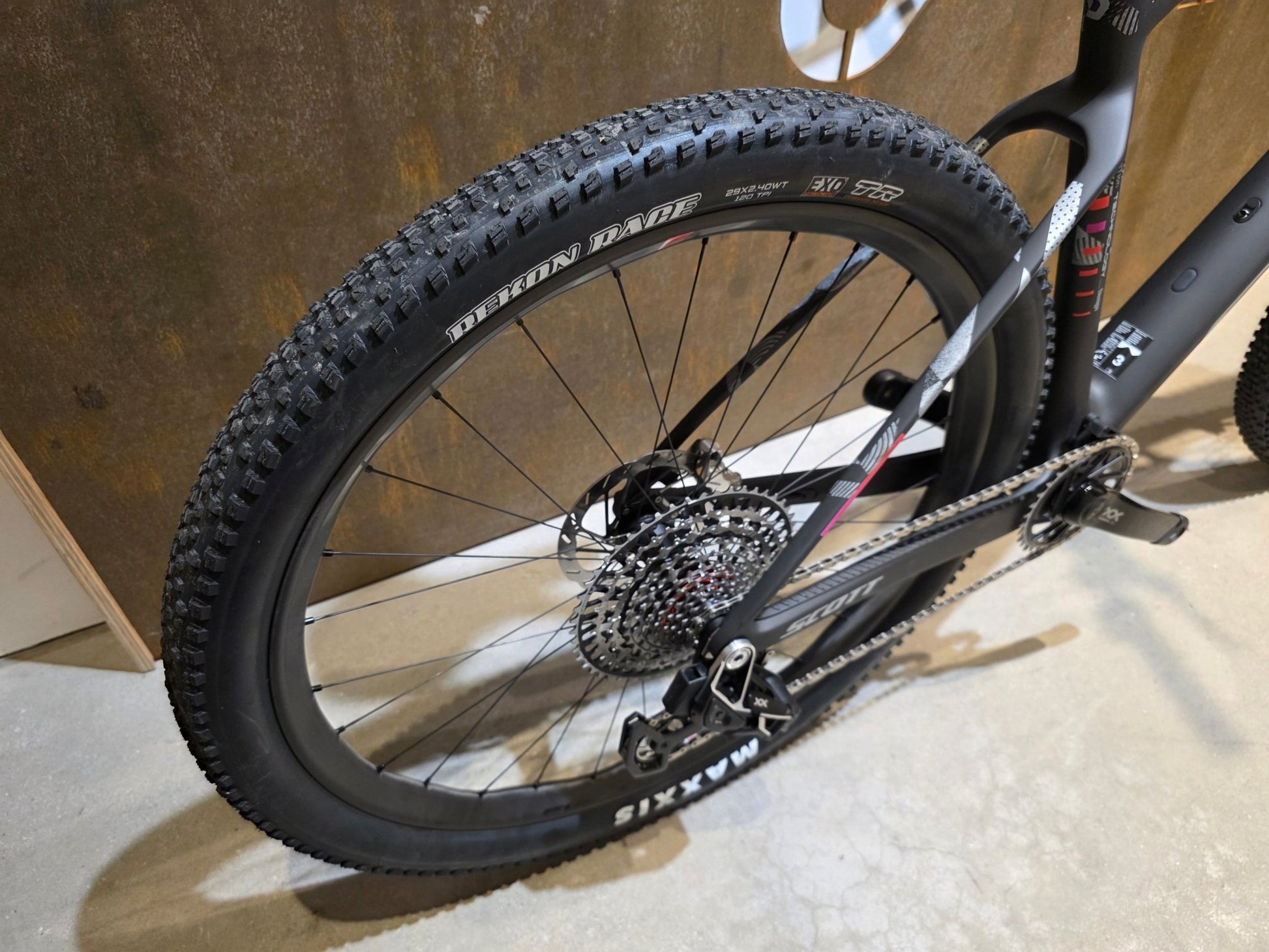 Mountainbike von Scott, SCOTT SCALE RC WORLD CUP / CARBON BLACK / XL vor USEDBIKES - OB.DE Hintergrund
