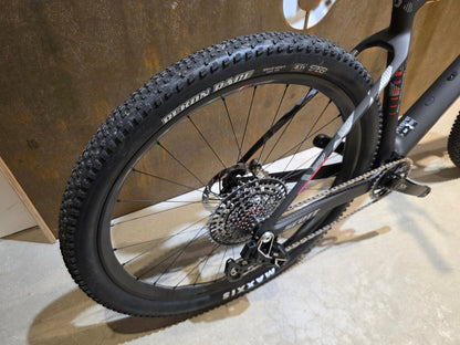 Mountainbike von Scott, SCOTT SCALE RC WORLD CUP / CARBON BLACK / XL vor USEDBIKES - OB.DE Hintergrund
