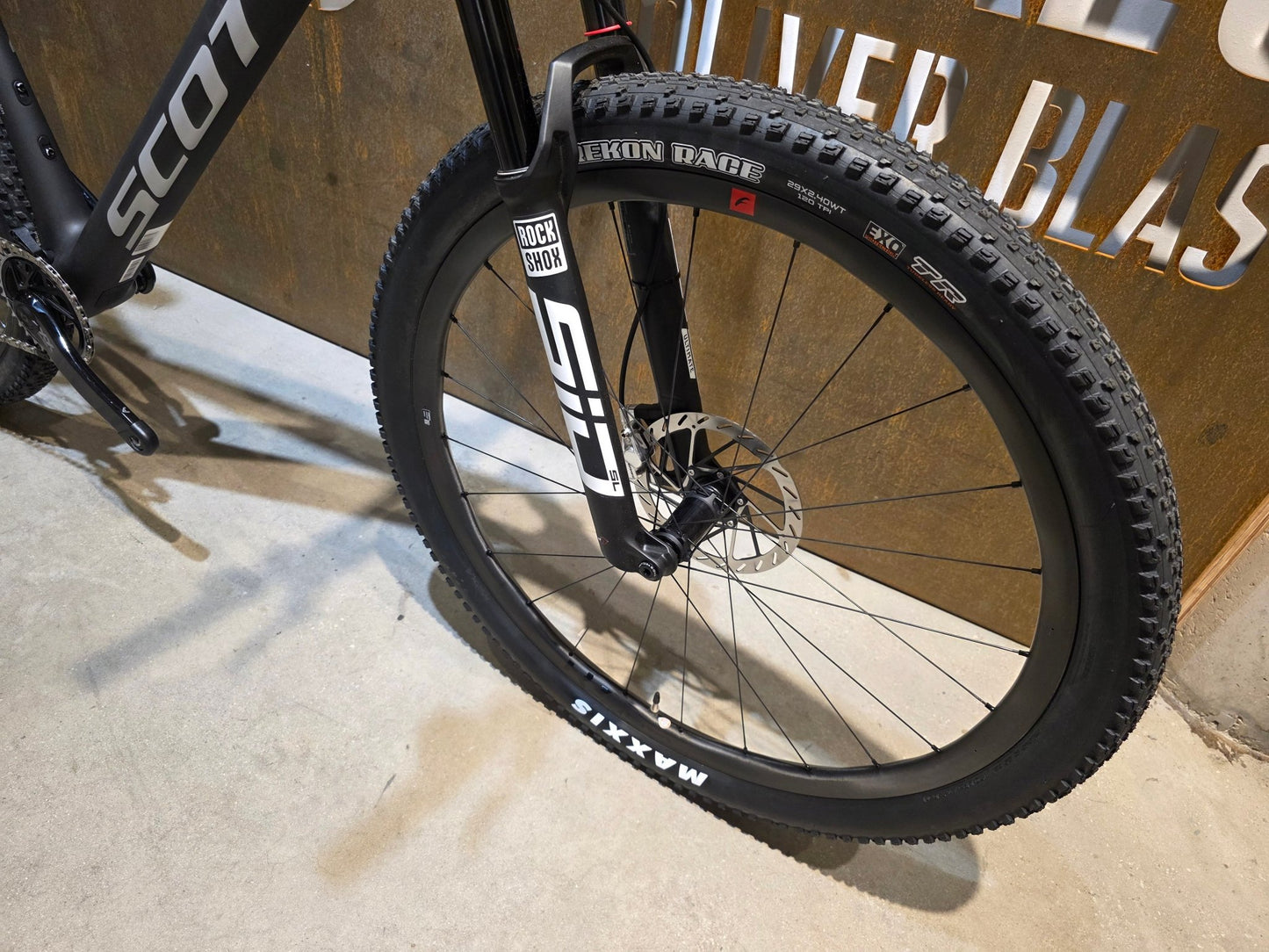 Mountainbike von Scott, SCOTT SCALE RC WORLD CUP / CARBON BLACK / XL vor USEDBIKES - OB.DE Hintergrund