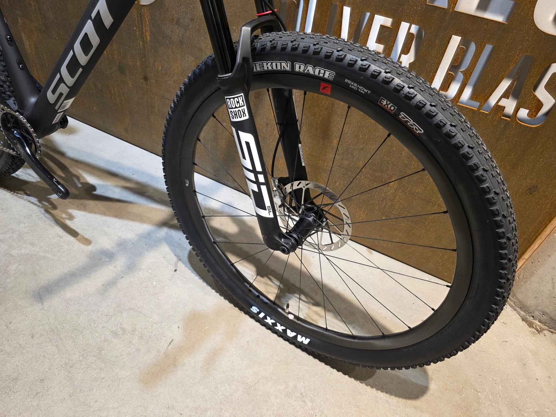 Mountainbike von Scott, SCOTT SCALE RC WORLD CUP / CARBON BLACK / XL vor USEDBIKES - OB.DE Hintergrund
