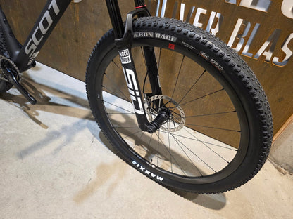 Mountainbike von Scott, SCOTT SCALE RC WORLD CUP / CARBON BLACK / XL vor USEDBIKES - OB.DE Hintergrund