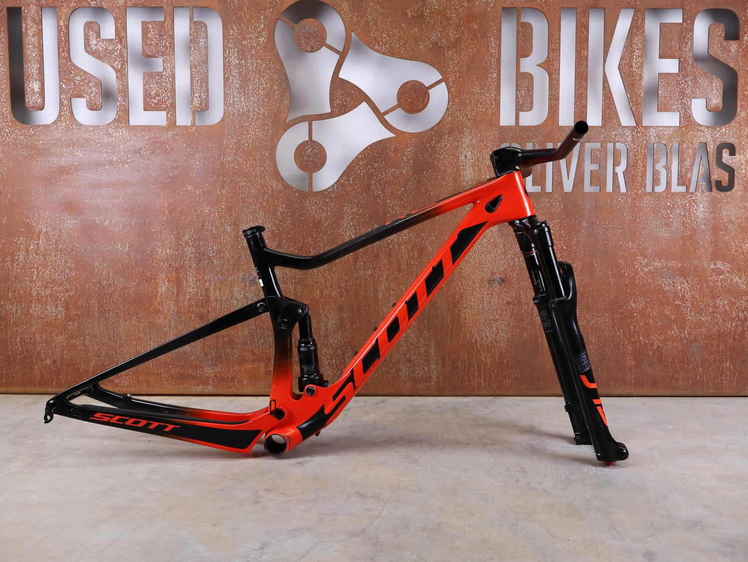 Mountainbikerahmen von Scott, SCOTT SPARK 900 RC TEAM FRAMESET – CARBON / 100 MM / TWINLOC – GRÖSSE M vor USEDBIKES - OB.DE Hintergrund