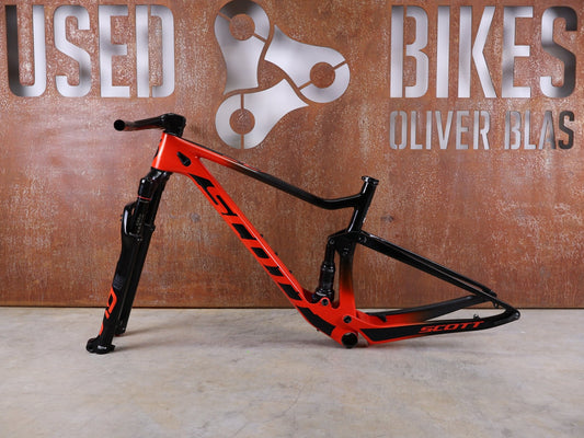 Mountainbikerahmen von Scott, SCOTT SPARK 900 RC TEAM FRAMESET – CARBON / 100 MM / TWINLOC – GRÖSSE M vor USEDBIKES - OB.DE Hintergrund