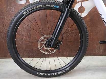 Mountainbike von Scott, SCOTT SPARK 930 / WHITE / M vor USEDBIKES - OB.DE Hintergrund