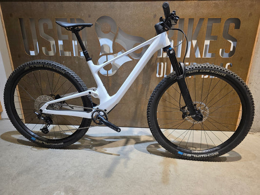 Mountainbike von Scott, SCOTT SPARK 930 / WHITE / M vor USEDBIKES - OB.DE Hintergrund