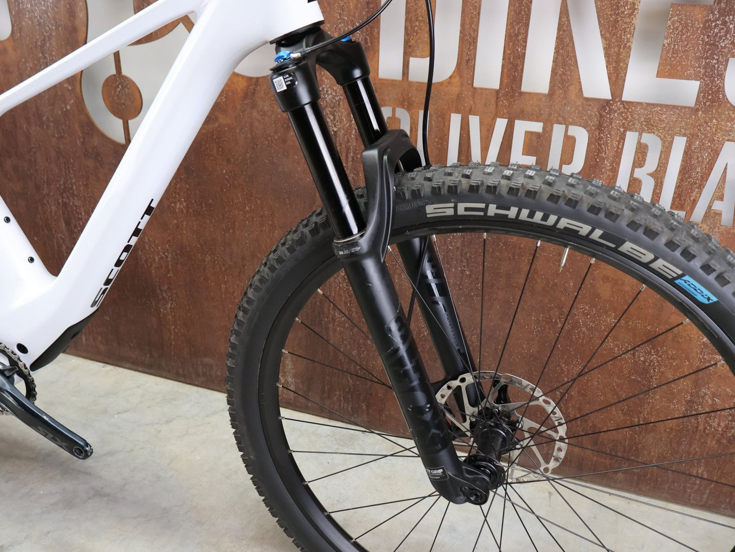 Mountainbike von Scott, SCOTT SPARK 930 / WHITE / M vor USEDBIKES - OB.DE Hintergrund