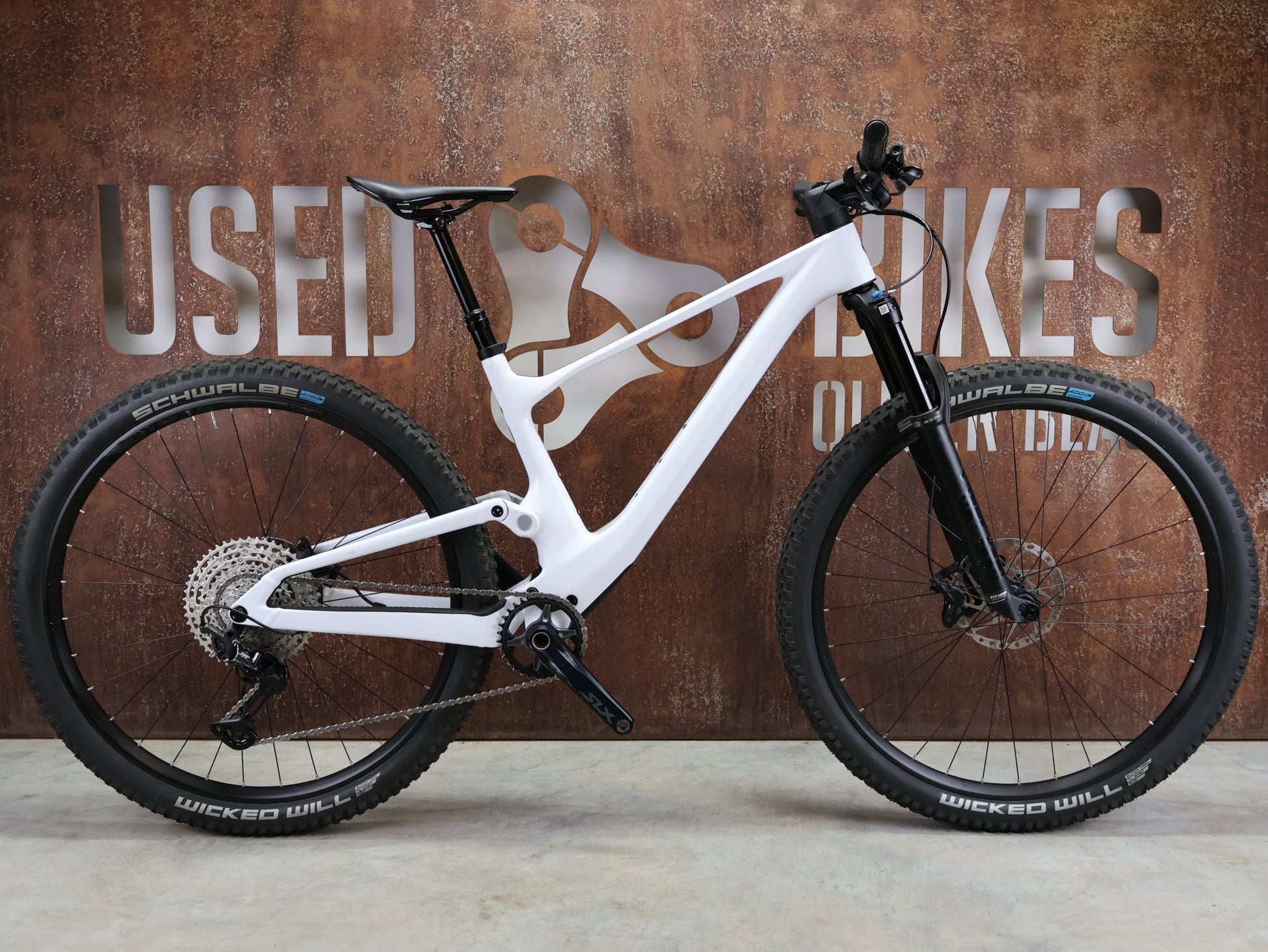 Mountainbike von Scott, SCOTT SPARK 930 / WHITE / M vor USEDBIKES - OB.DE Hintergrund