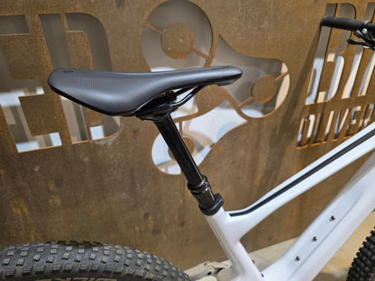 Mountainbike von Scott, SCOTT SPARK 930 / WHITE / M vor USEDBIKES - OB.DE Hintergrund