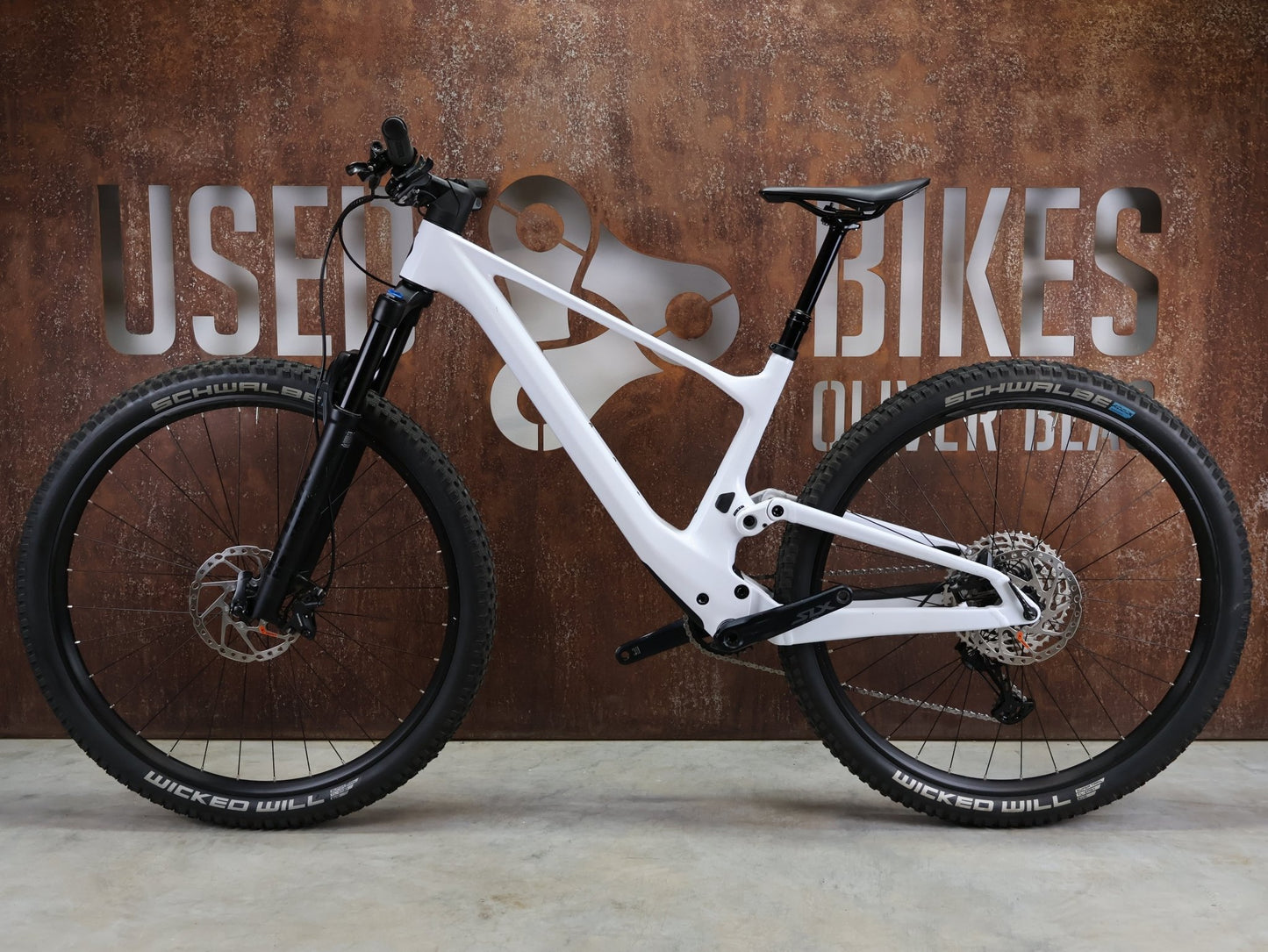 Mountainbike von Scott, SCOTT SPARK 930 / WHITE / M vor USEDBIKES - OB.DE Hintergrund