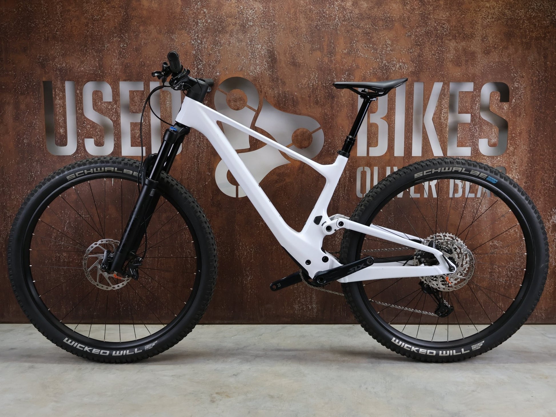 Mountainbike von Scott, SCOTT SPARK 930 / WHITE / M vor USEDBIKES - OB.DE Hintergrund