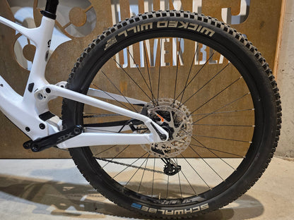 Mountainbike von Scott, SCOTT SPARK 930 / WHITE / M vor USEDBIKES - OB.DE Hintergrund