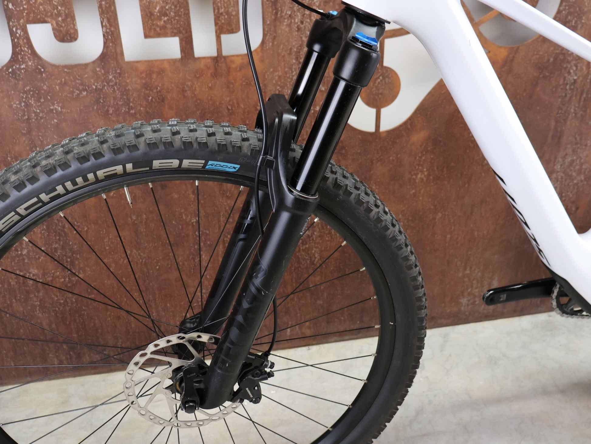 Mountainbike von Scott, SCOTT SPARK 930 / WHITE / M vor USEDBIKES - OB.DE Hintergrund