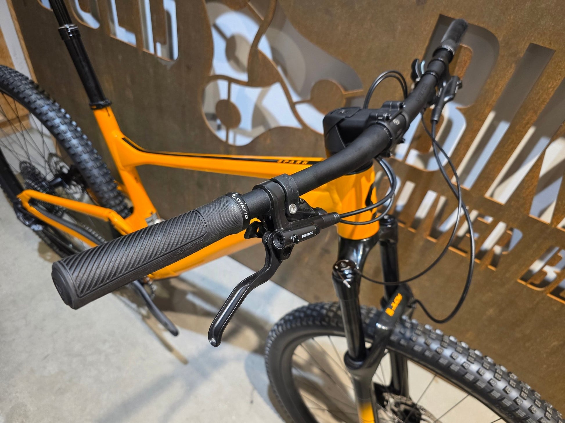 Mountainbike von Scott, SCOTT SPARK 970 / L vor USEDBIKES - OB.DE Hintergrund