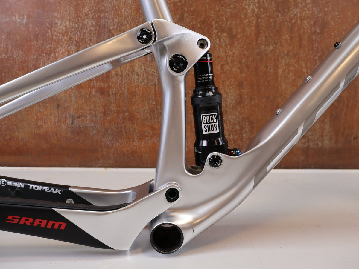 Mountainbikerahmen von Scott, Scott Spark RC Nino Schurter Edition Rahmenset HMX / L vor USEDBIKES-OB.DE Hintergrund