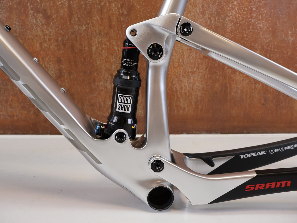 Mountainbikerahmen von Scott, Scott Spark RC Nino Schurter Edition Rahmenset HMX / L vor USEDBIKES-OB.DE Hintergrund