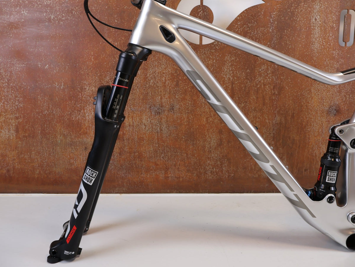 Mountainbikerahmen von Scott, Scott Spark RC Nino Schurter Edition Rahmenset HMX / L vor USEDBIKES-OB.DE Hintergrund