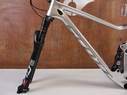 Mountainbikerahmen von Scott, Scott Spark RC Nino Schurter Edition Rahmenset HMX / L vor USEDBIKES-OB.DE Hintergrund