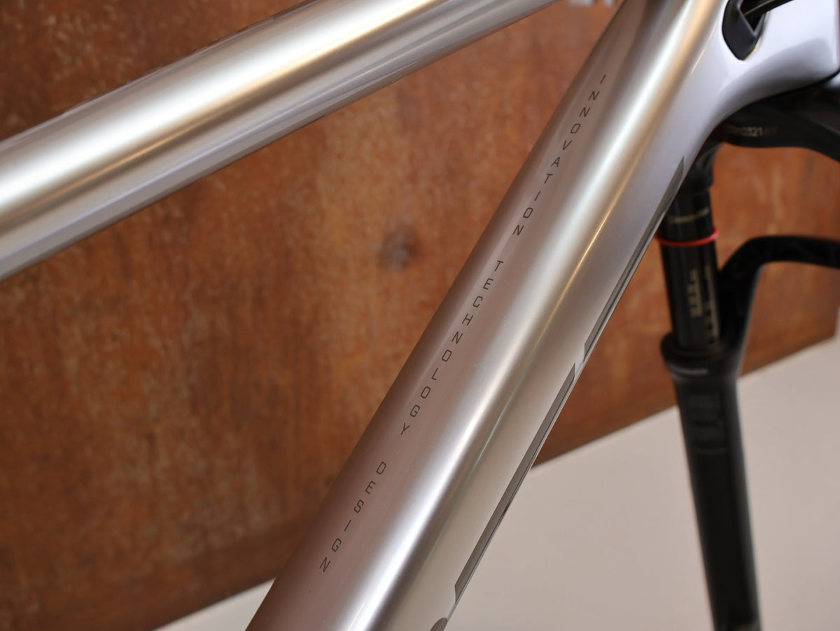 Mountainbikerahmen von Scott, Scott Spark RC Nino Schurter Edition Rahmenset HMX / L vor USEDBIKES-OB.DE Hintergrund