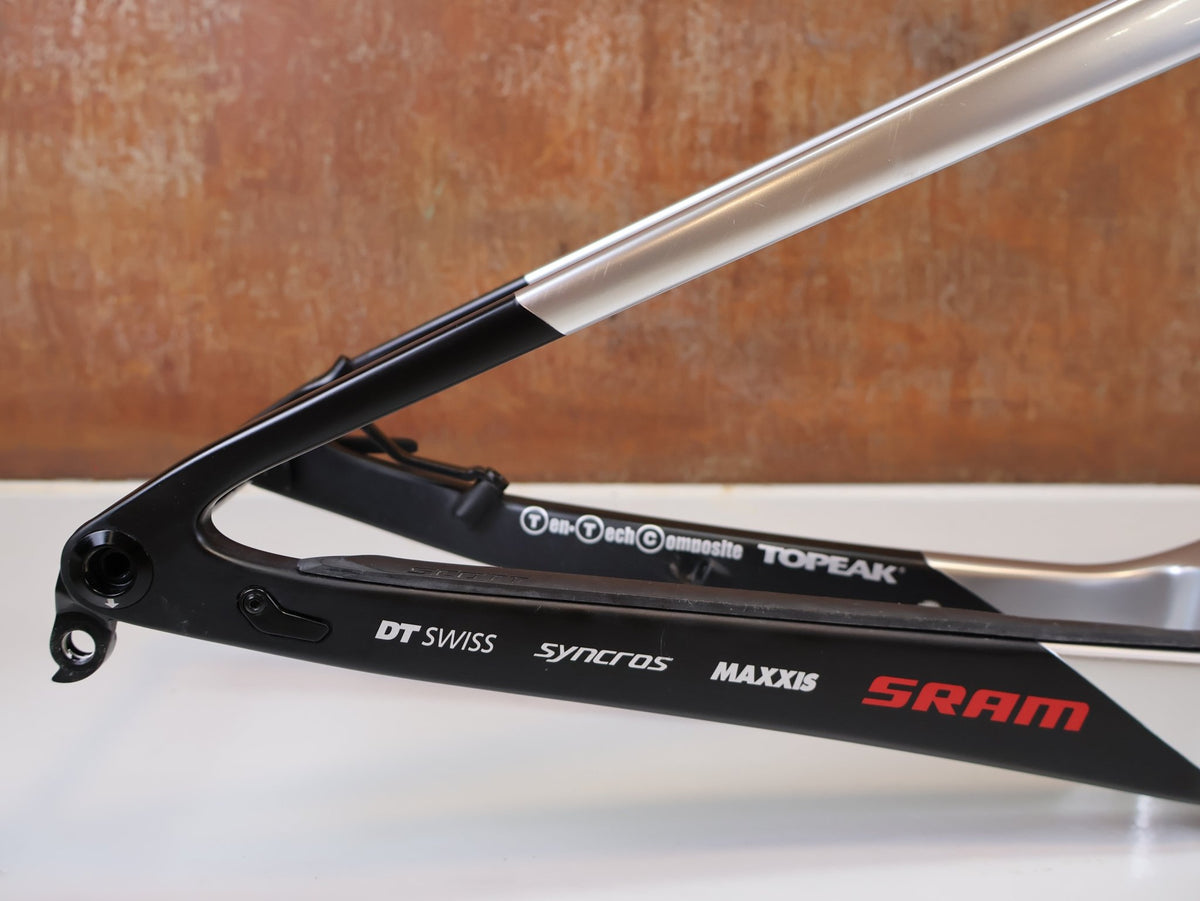 Mountainbikerahmen von Scott, Scott Spark RC Nino Schurter Edition Rahmenset HMX / L vor USEDBIKES-OB.DE Hintergrund