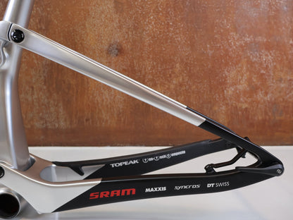 Mountainbikerahmen von Scott, Scott Spark RC Nino Schurter Edition Rahmenset HMX / L vor USEDBIKES-OB.DE Hintergrund