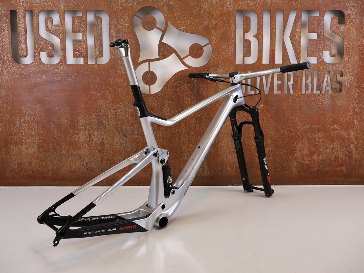 Mountainbikerahmen von Scott, Scott Spark RC Nino Schurter Edition Rahmenset HMX / L vor USEDBIKES-OB.DE Hintergrund