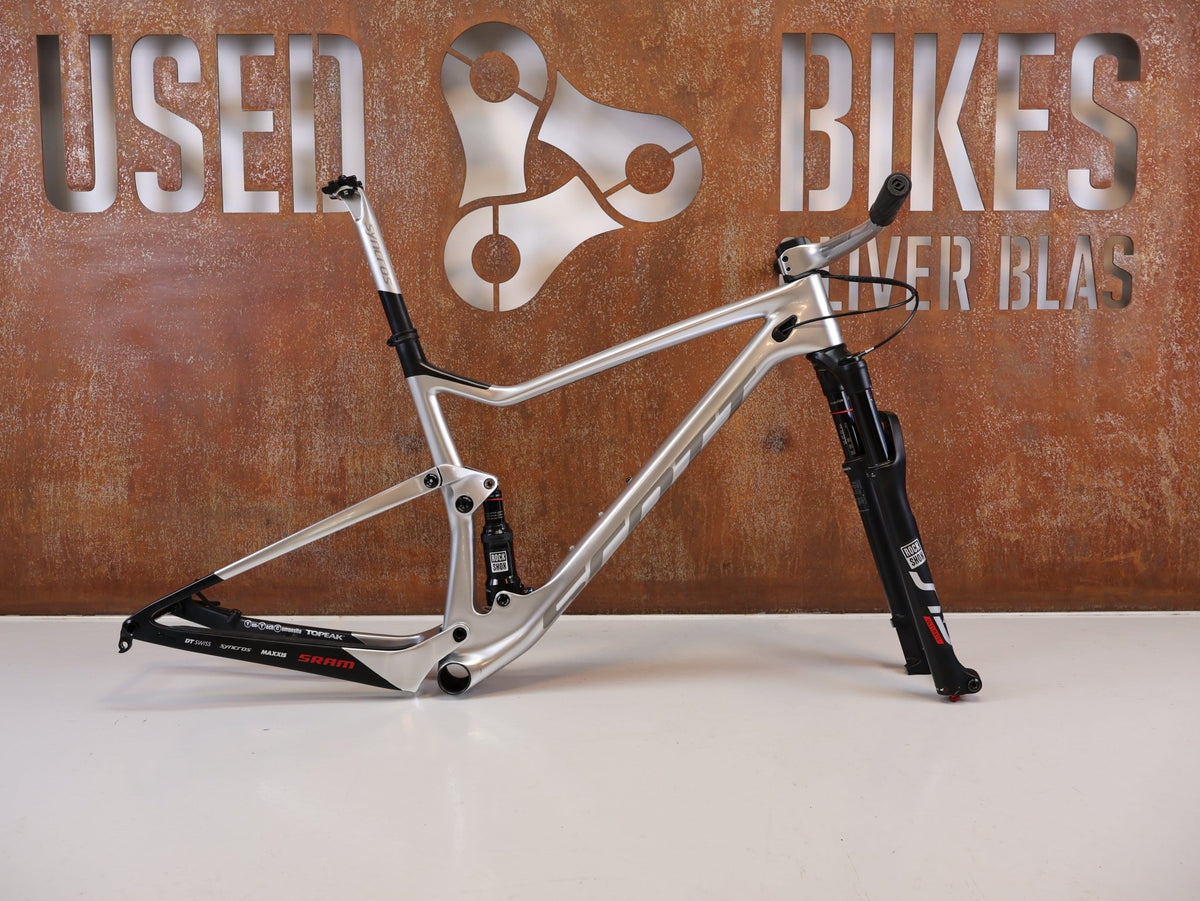 Mountainbikerahmen von Scott, Scott Spark RC Nino Schurter Edition Rahmenset HMX / L vor USEDBIKES-OB.DE Hintergrund