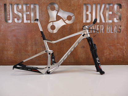 Mountainbikerahmen von Scott, Scott Spark RC Nino Schurter Edition Rahmenset HMX / L vor USEDBIKES-OB.DE Hintergrund