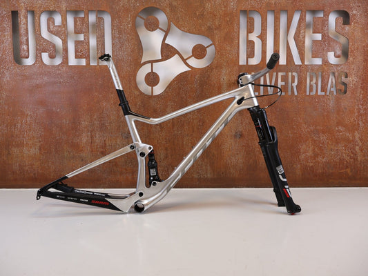 Mountainbikerahmen von Scott, Scott Spark RC Nino Schurter Edition Rahmenset HMX / L vor USEDBIKES-OB.DE Hintergrund