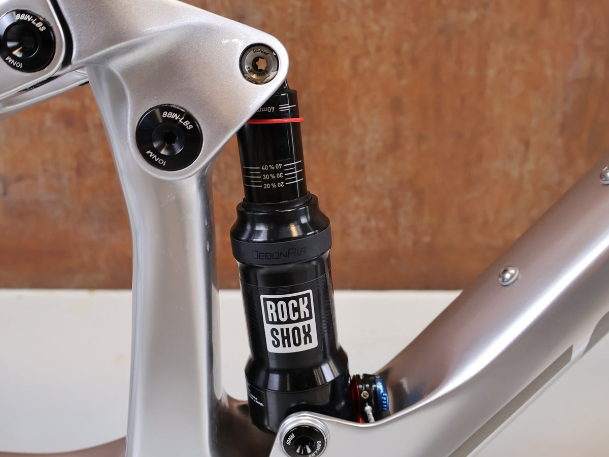 Mountainbikerahmen von Scott, Scott Spark RC Nino Schurter Edition Rahmenset HMX / L vor USEDBIKES-OB.DE Hintergrund