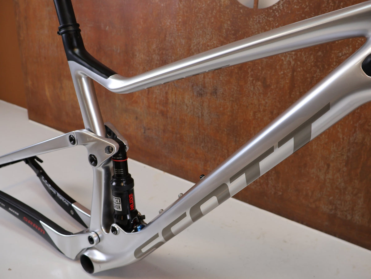 Mountainbikerahmen von Scott, Scott Spark RC Nino Schurter Edition Rahmenset HMX / L vor USEDBIKES-OB.DE Hintergrund
