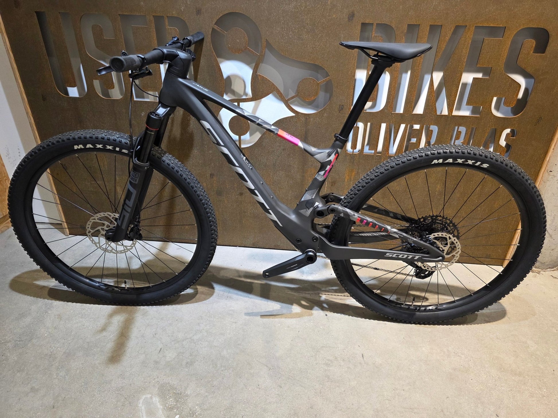 Mountainbike von Scott, SCOTT SPARK RC TEAM / CARBON BLACK / M vor USEDBIKES - OB.DE Hintergrund