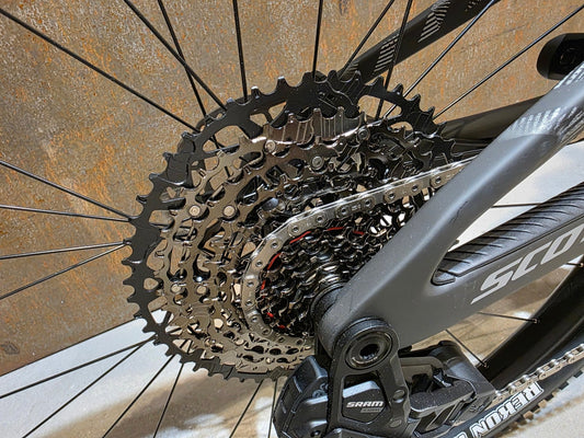 Mountainbike von Scott, SCOTT SPARK RC TEAM / CARBON BLACK / M vor USEDBIKES - OB.DE Hintergrund