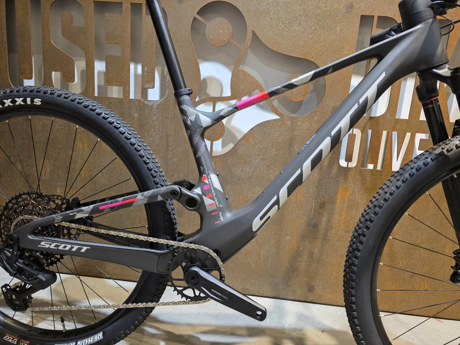 Mountainbike von Scott, SCOTT SPARK RC TEAM / CARBON BLACK / M vor USEDBIKES - OB.DE Hintergrund