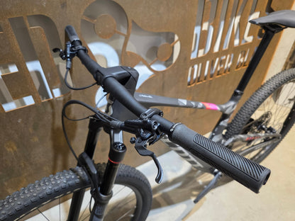 Mountainbike von Scott, SCOTT SPARK RC TEAM / CARBON BLACK / M vor USEDBIKES - OB.DE Hintergrund