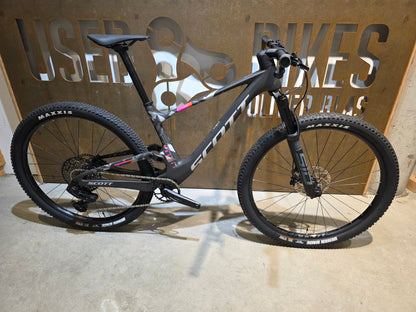Mountainbike von Scott, SCOTT SPARK RC TEAM / CARBON BLACK / M vor USEDBIKES - OB.DE Hintergrund