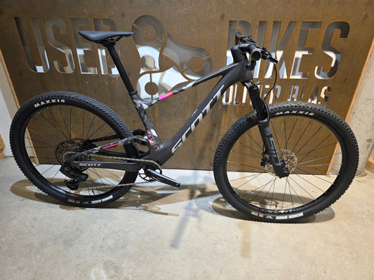 Mountainbike von Scott, SCOTT SPARK RC TEAM / CARBON BLACK / M vor USEDBIKES - OB.DE Hintergrund