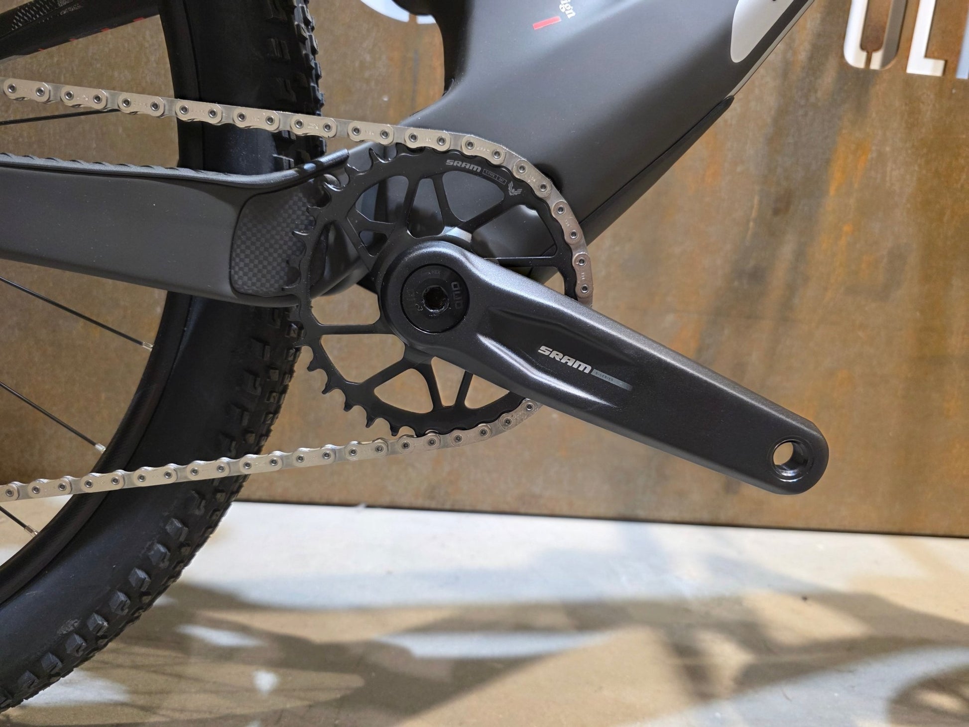 Mountainbike von Scott, SCOTT SPARK RC TEAM / CARBON BLACK / M vor USEDBIKES - OB.DE Hintergrund