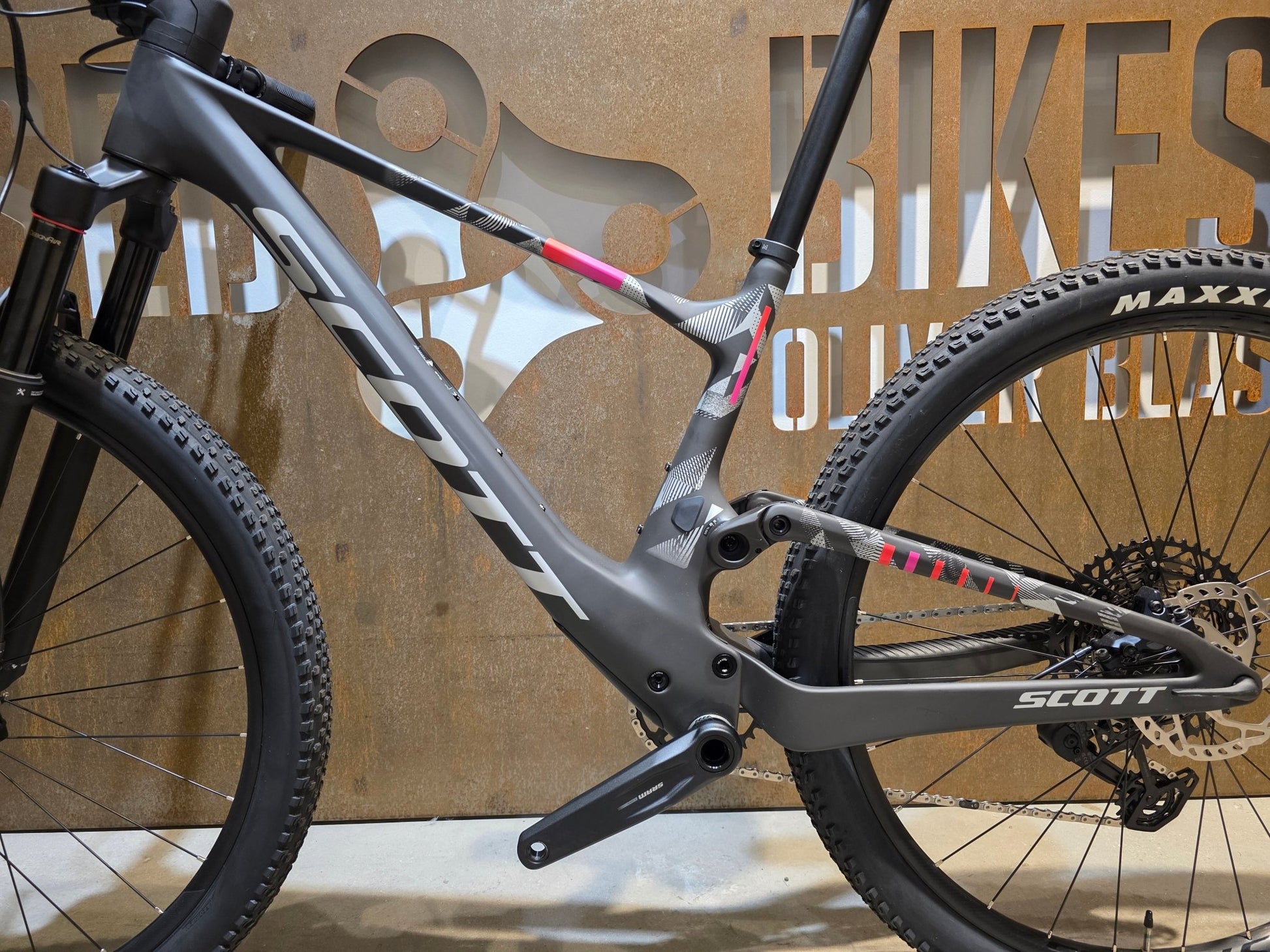 Mountainbike von Scott, SCOTT SPARK RC TEAM / CARBON BLACK / M vor USEDBIKES - OB.DE Hintergrund