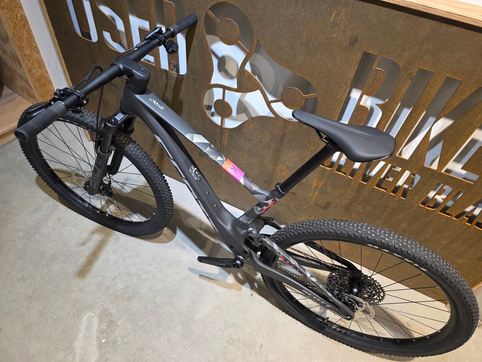 Mountainbike von Scott, SCOTT SPARK RC TEAM / CARBON BLACK / M vor USEDBIKES - OB.DE Hintergrund