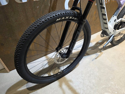 Mountainbike von Scott, SCOTT SPARK RC TEAM ISSUE / PASTEL GREY / DIM GREY / M vor USEDBIKES - OB.DE Hintergrund