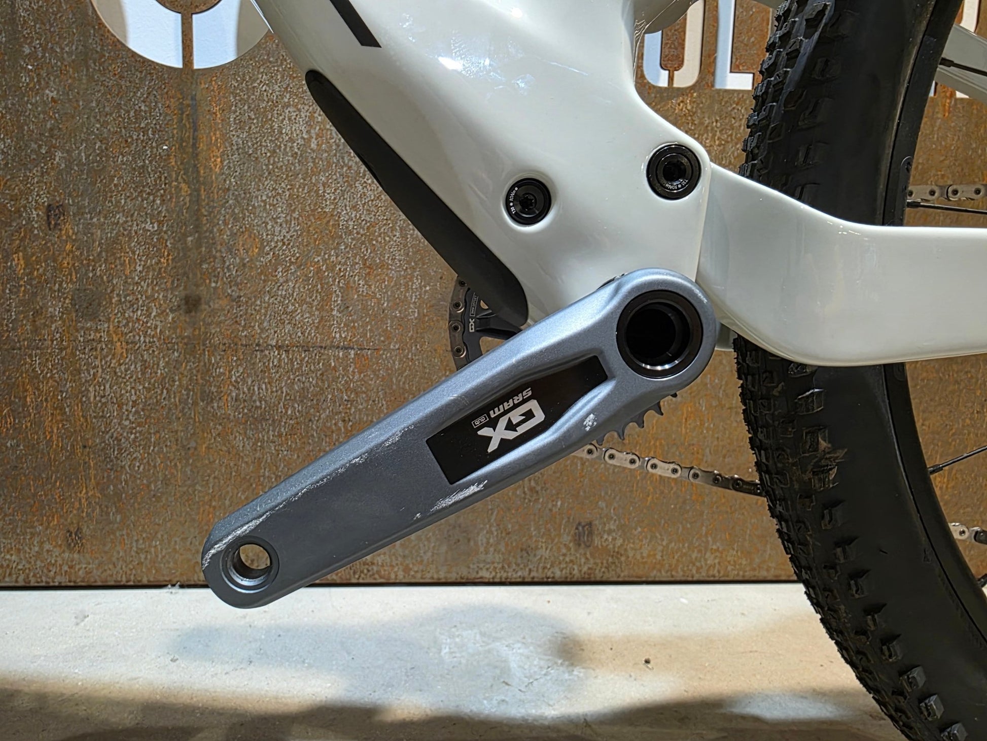 Mountainbike von Scott, SCOTT SPARK RC TEAM ISSUE / PASTEL GREY / DIM GREY / M vor USEDBIKES - OB.DE Hintergrund