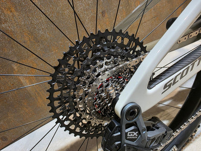 Mountainbike von Scott, SCOTT SPARK RC TEAM ISSUE / PASTEL GREY / DIM GREY / M vor USEDBIKES - OB.DE Hintergrund