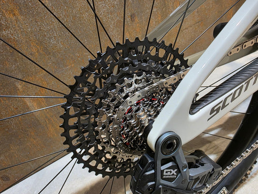 Mountainbike von Scott, SCOTT SPARK RC TEAM ISSUE / PASTEL GREY / DIM GREY / M vor USEDBIKES - OB.DE Hintergrund