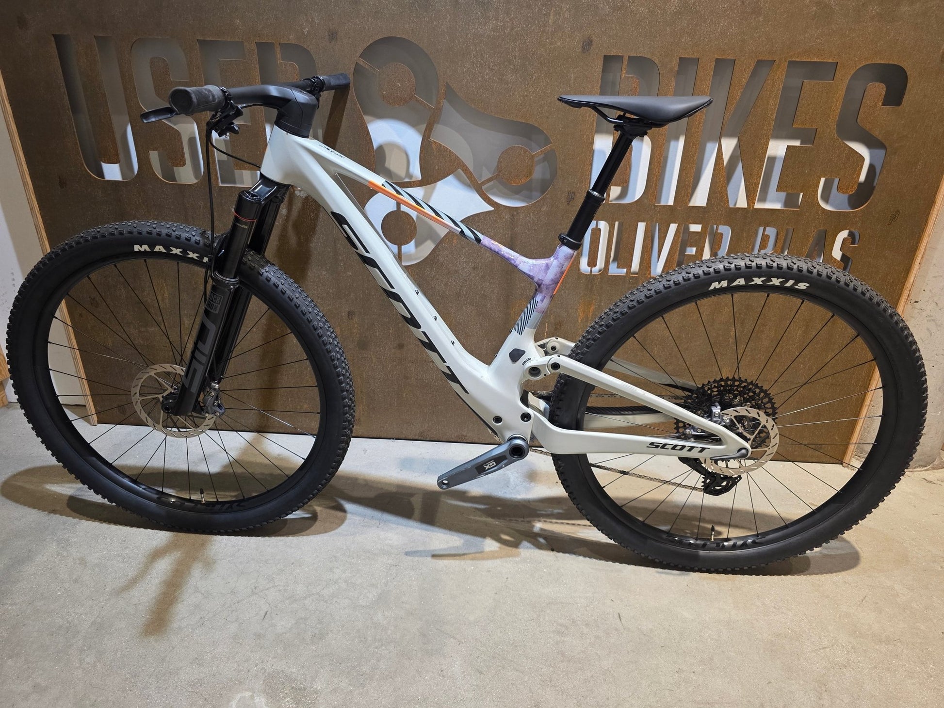 Mountainbike von Scott, SCOTT SPARK RC TEAM ISSUE / PASTEL GREY / DIM GREY / M vor USEDBIKES - OB.DE Hintergrund