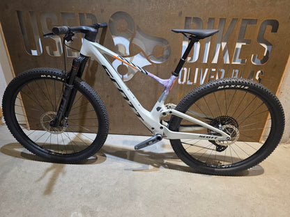 Mountainbike von Scott, SCOTT SPARK RC TEAM ISSUE / PASTEL GREY / DIM GREY / M vor USEDBIKES - OB.DE Hintergrund