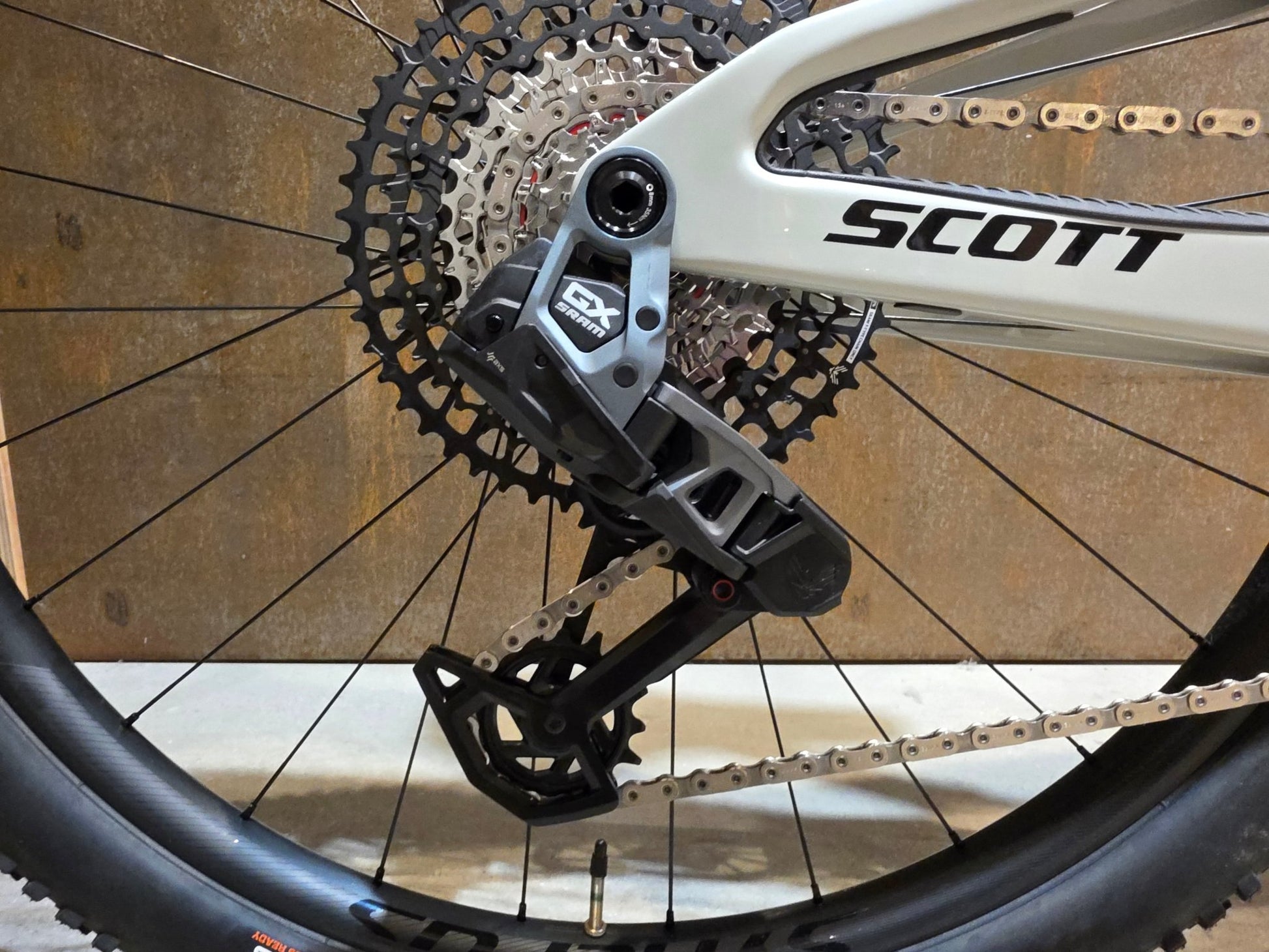 Mountainbike von Scott, SCOTT SPARK RC TEAM ISSUE / PASTEL GREY / DIM GREY / M vor USEDBIKES - OB.DE Hintergrund