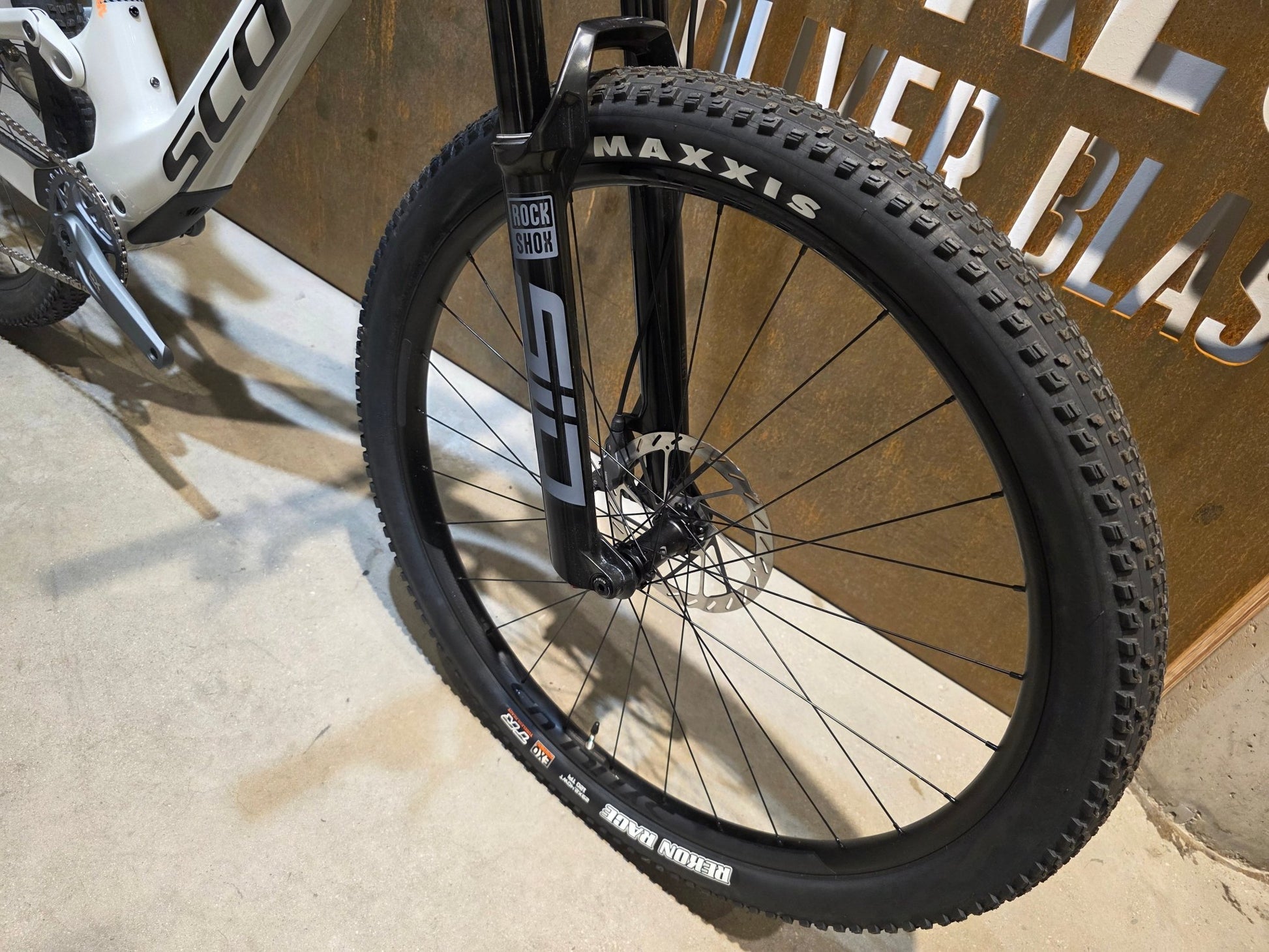 Mountainbike von Scott, SCOTT SPARK RC TEAM ISSUE / PASTEL GREY / DIM GREY / M vor USEDBIKES - OB.DE Hintergrund
