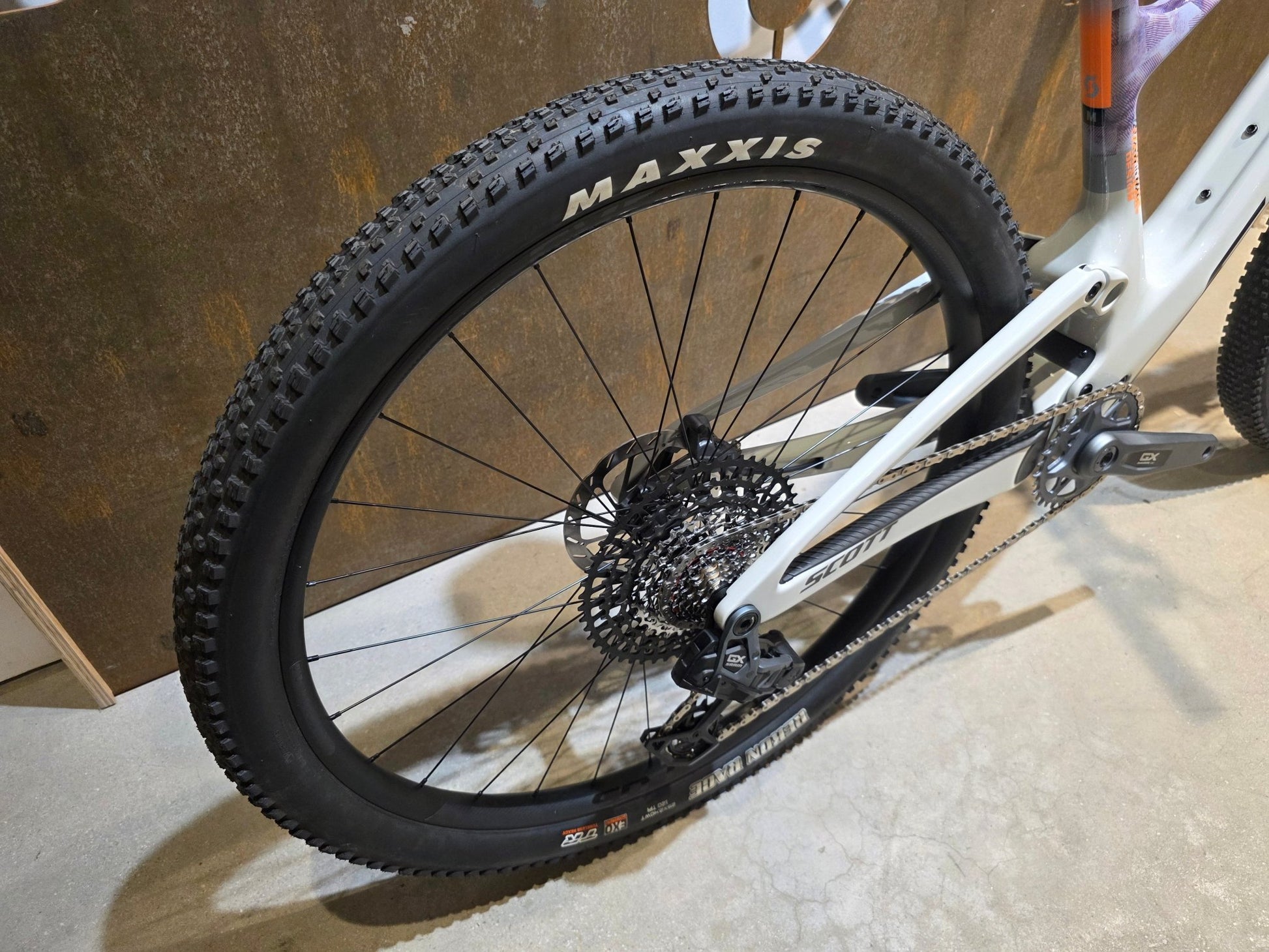 Mountainbike von Scott, SCOTT SPARK RC TEAM ISSUE / PASTEL GREY / DIM GREY / M vor USEDBIKES - OB.DE Hintergrund