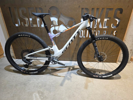 Mountainbike von Scott, SCOTT SPARK RC TEAM ISSUE / PASTEL GREY / DIM GREY / M vor USEDBIKES - OB.DE Hintergrund